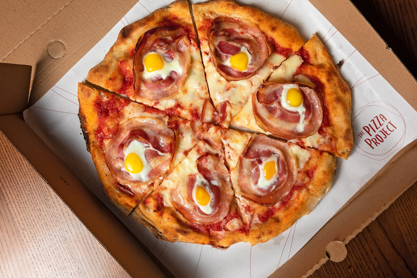 carbonara pizza with bacon and eggs