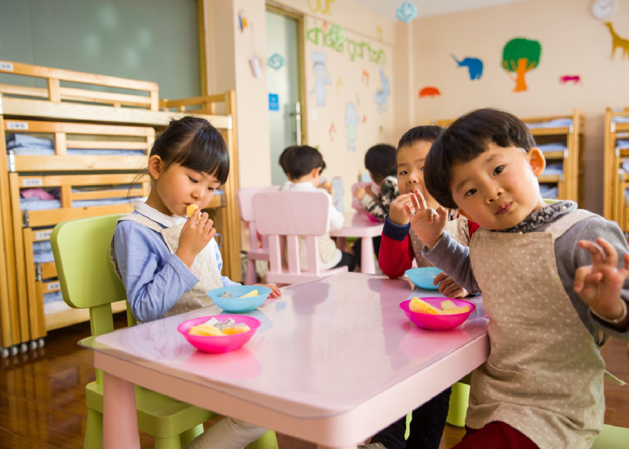English playgroups in Hong Kong kids eating snacks