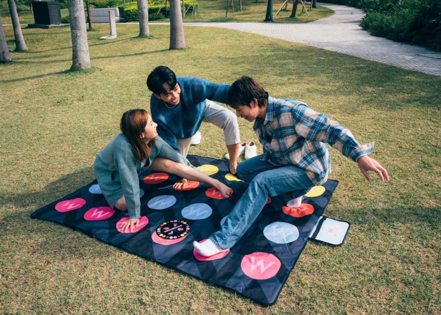 w hong kong hotel staycation picnic mat