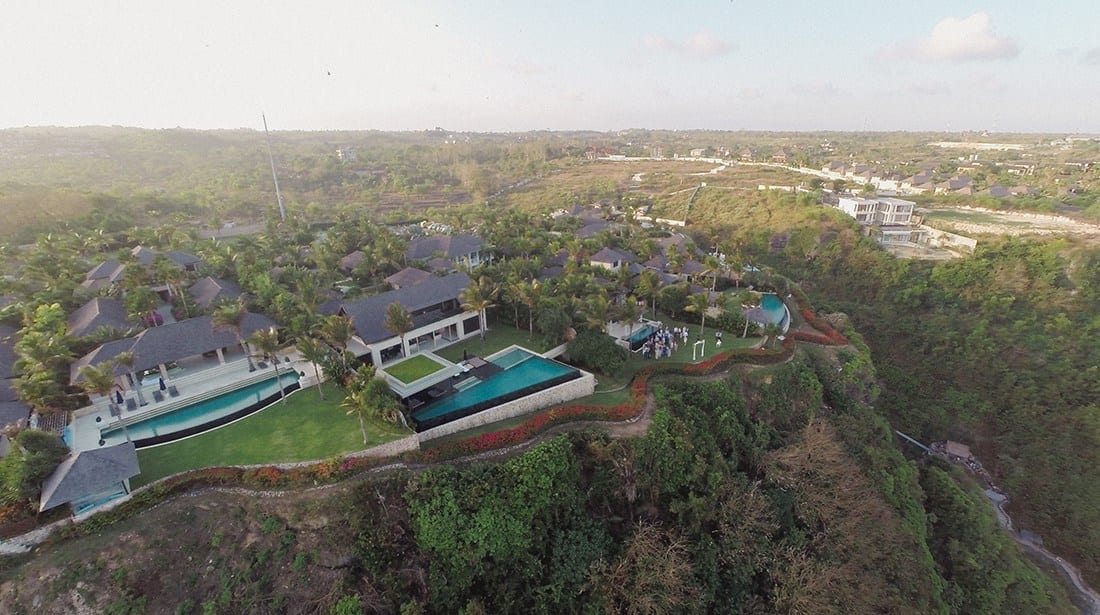 Real wedding: Julie and Toby's breezy, cliff-top villa wedding in Bali