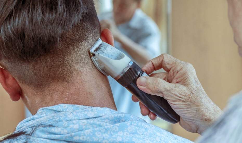 Haircut at Telok Ayer | The last of Singapore’s streetside barbers