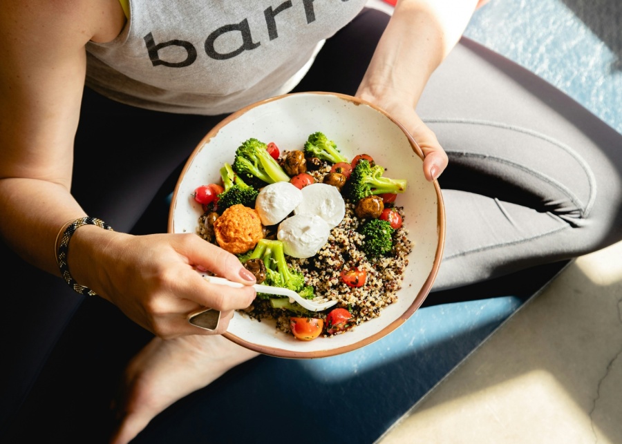 Oxford Spine and Neurosurgery Centre - Back pain - Topdown view of person eating a healthy salad bowl
