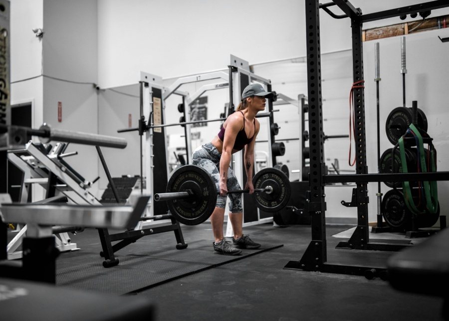 Oxford Spine and Neurosurgery Centre - Back pain - Woman doing a deadlift at the gym