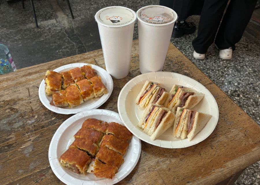 Tainan food - Ke Xiang Chao deep fried egg pancakes and sandwiches